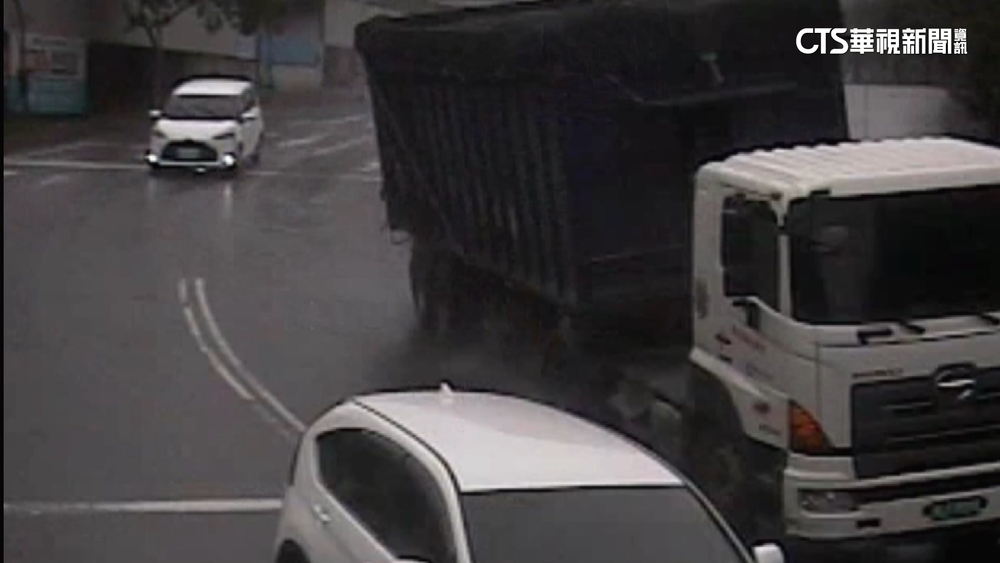 翻覆瞬間曝光！砂石車過彎失控壓毀車　母子命危