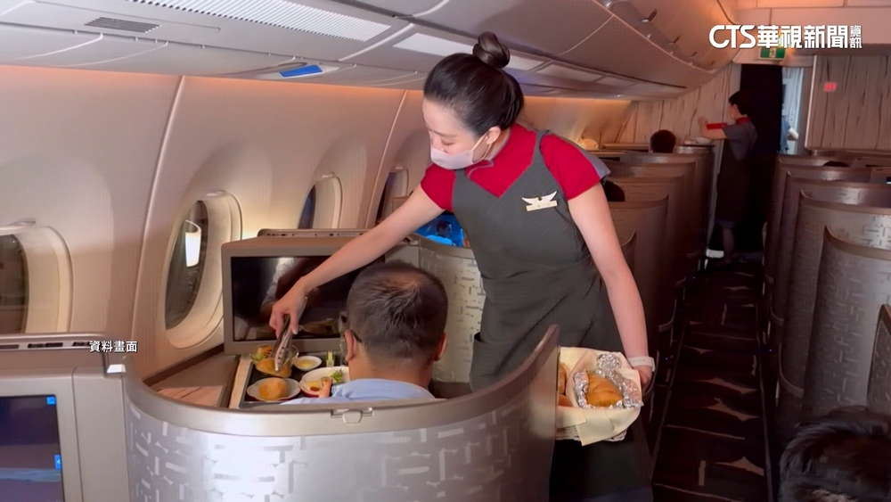 爸媽搭商務艙「兒坐經濟艙」 空服淪保母傻眼!