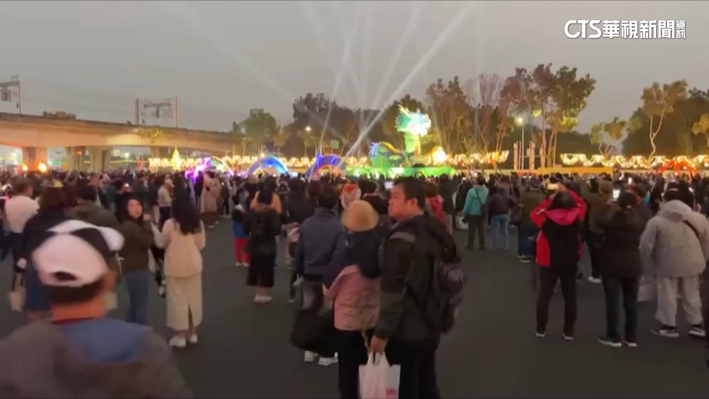 台南抓寶.賞燈湧人潮！單日破百萬人　擠爆國華街