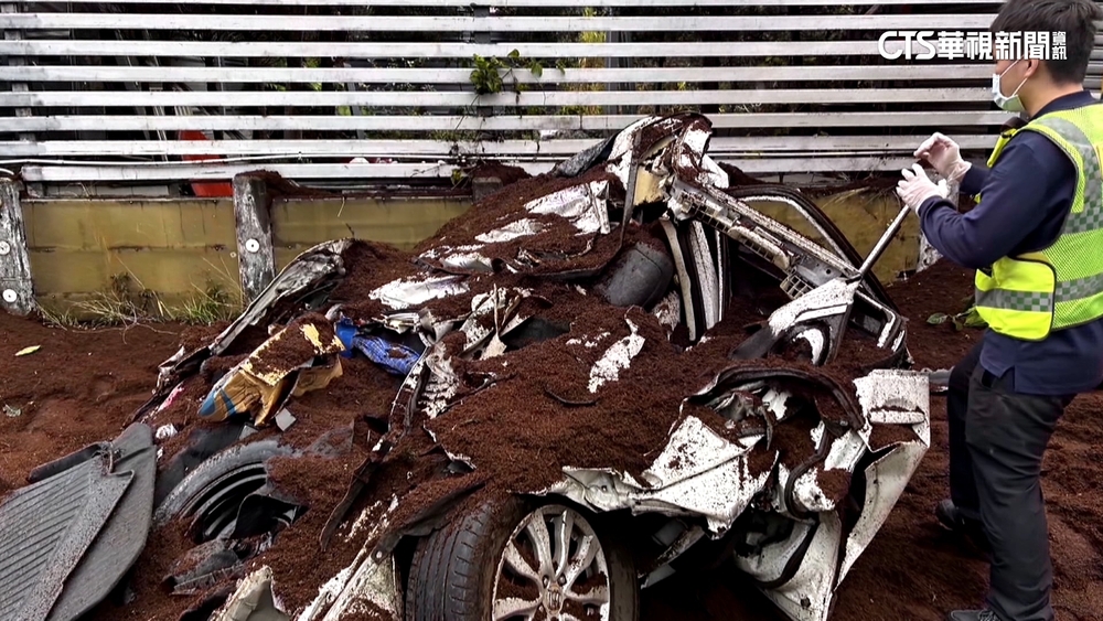 過彎疑超速！砂石車側翻壓毀休旅車　母子搶救中