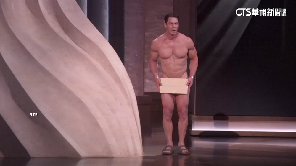 「芭比」男星約翰希南　裸頒「最佳服裝設計」掀話題