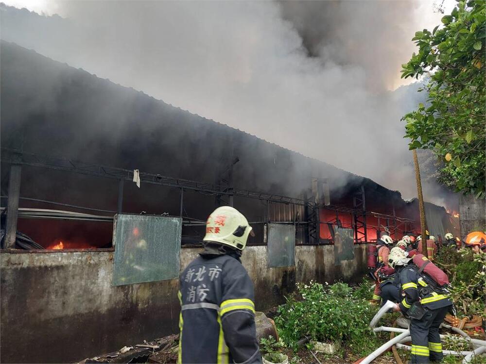 新北樹林工廠大火！ 侯友宜籲6區市民緊閉門窗、外出戴口罩