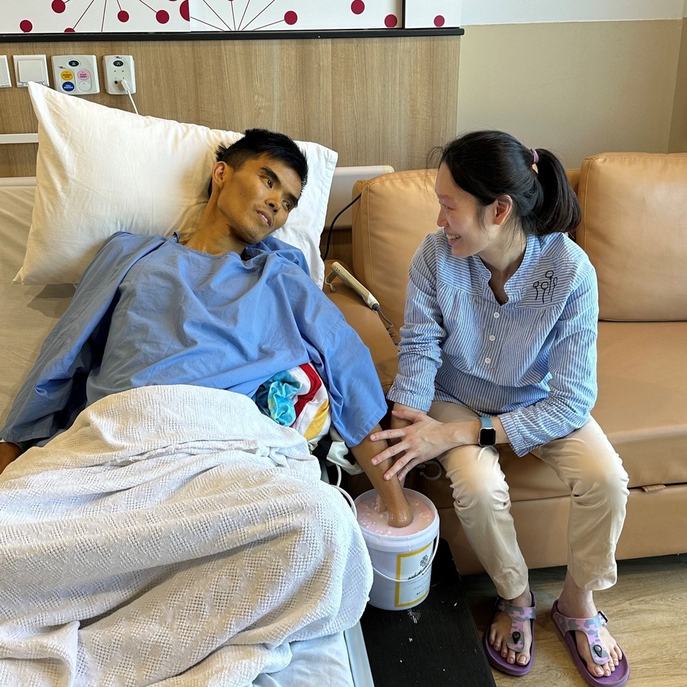 姚男離世前與妻子一起製作手模，這一幕也被醫護人員記錄下來。圖／翻攝自「Assisi Hospice」臉書粉專