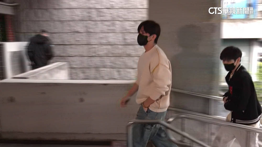 三度開庭達成和解？　炎亞綸未說話快步進法院