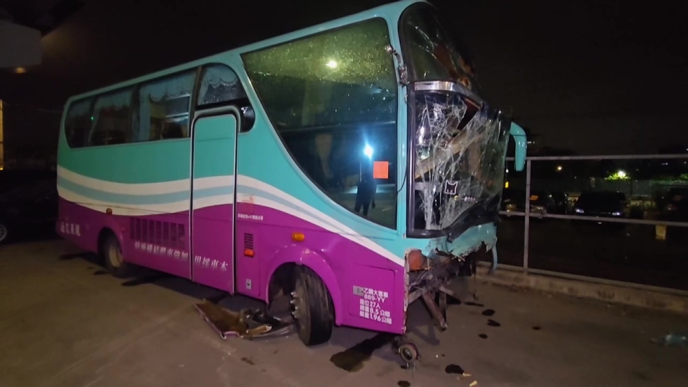 康橋校車翻覆釀18傷 公路局：事故車輛「近6年違規8件」