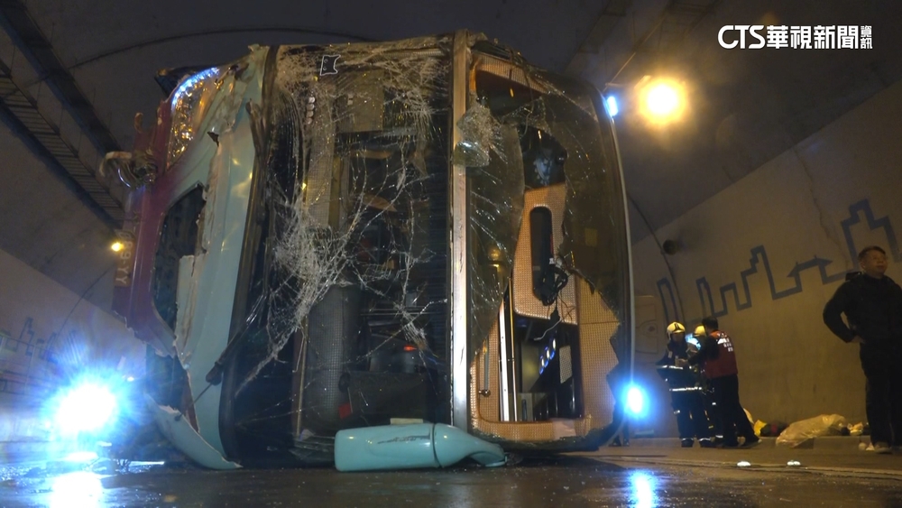 疑天雨路滑　康橋校車信義快速道路翻覆20傷