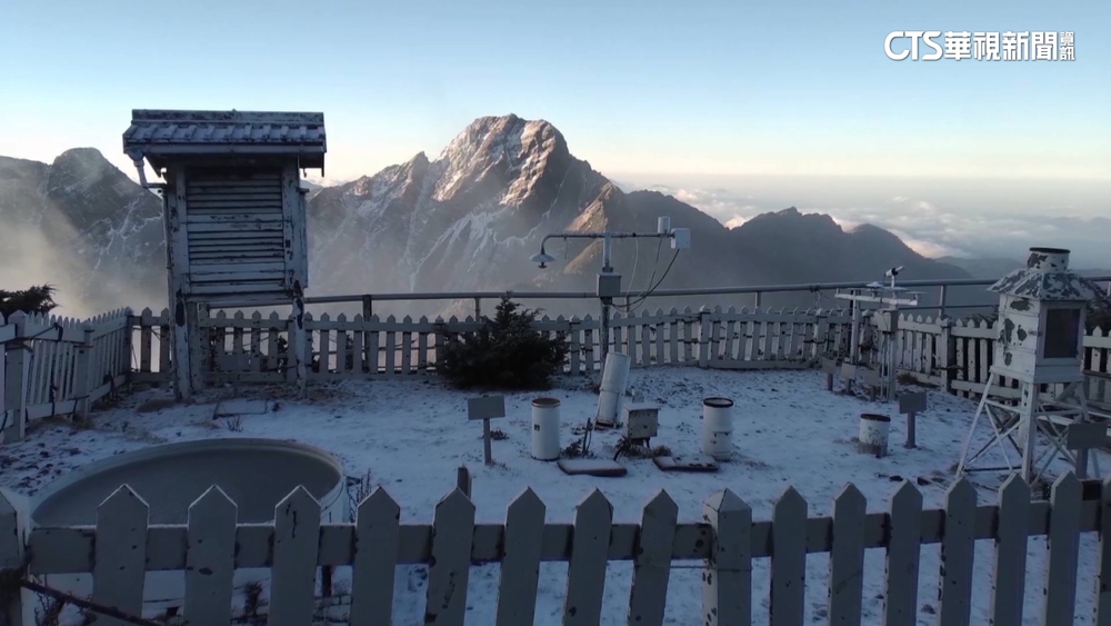 好美！玉山北峰降冰霰　凌晨低溫零下9.4度