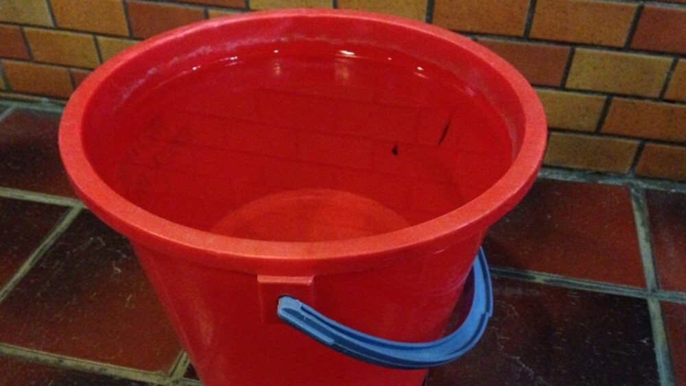 1歲童遭「折U型」塞水桶　無良保母：他活力很強爬出「就把他塞回」