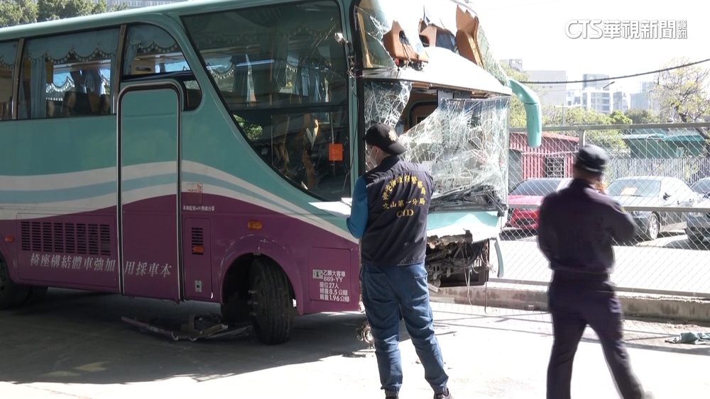 疑天雨路滑釀校車翻覆　駕駛「近6年2起違規」