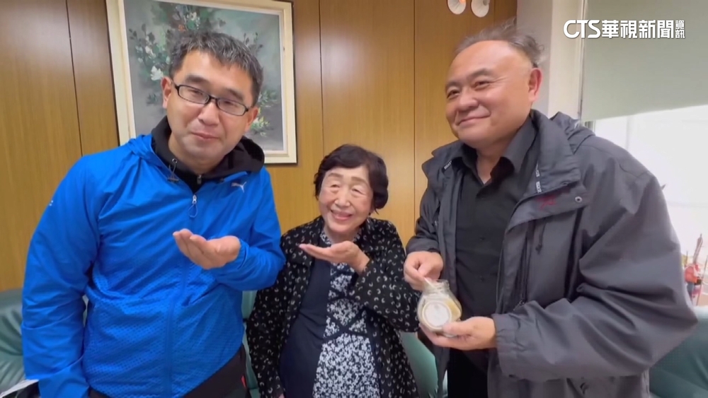 84歲日本灣生嬤3度尋根終圓夢　嘗砂糖流下甜蜜淚