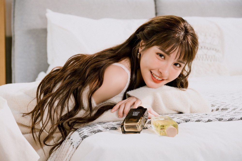 峮峮「男友視角照」超仙長髮甜笑趴床　親吐男生用「這香味」很加分