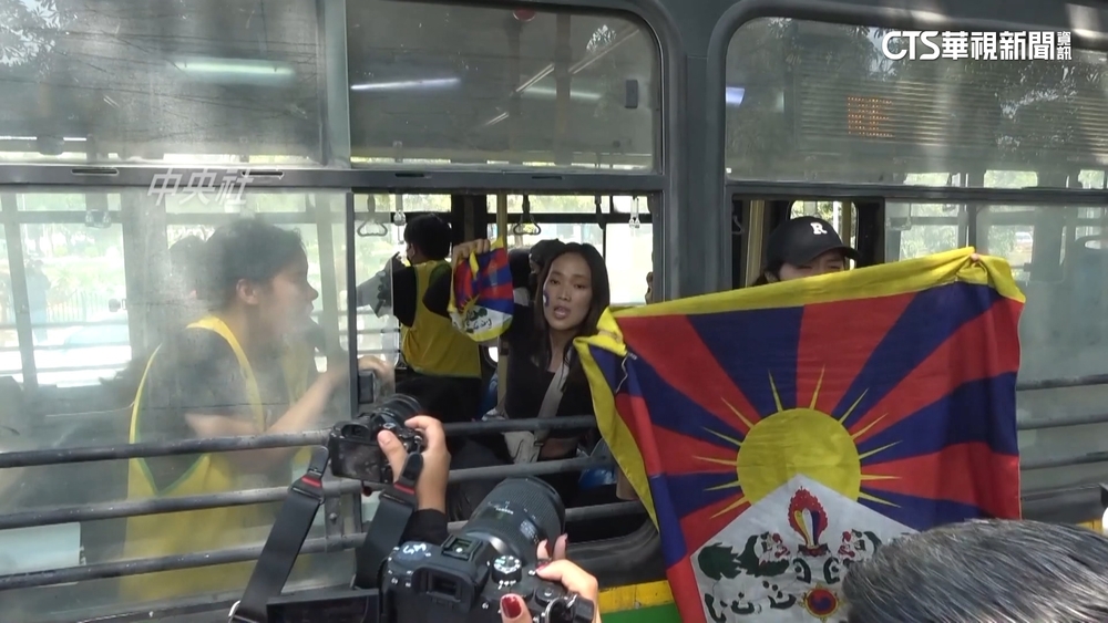 要求還西藏自由！印度藏族青年欲闖中國使館