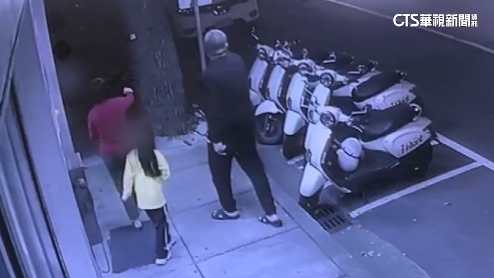 停車突暈眩！母癱軟車內　2女童機警求救解危