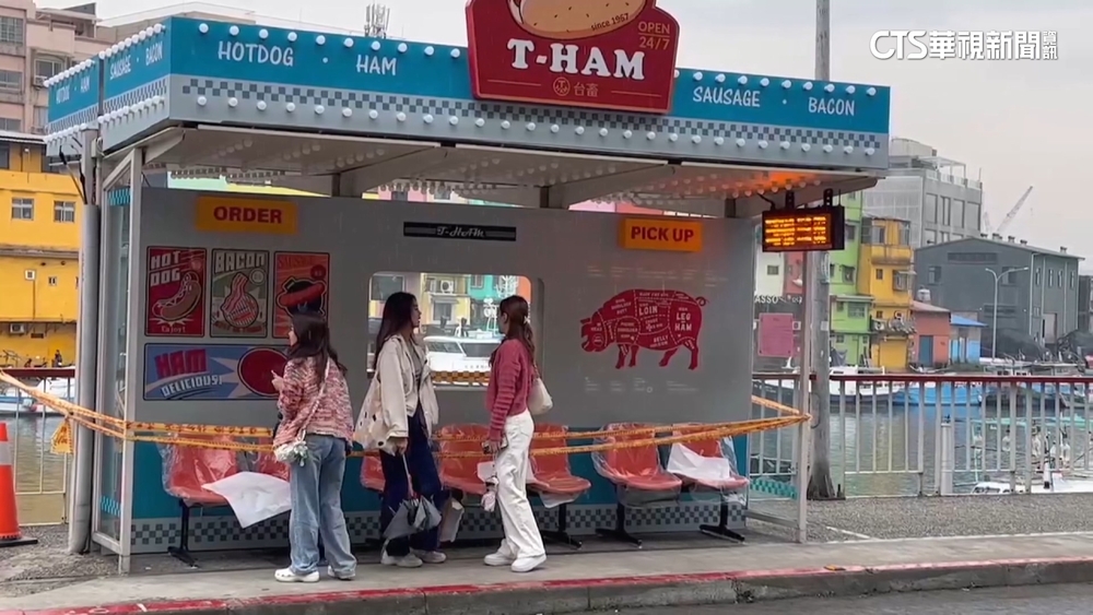 正濱漁港「熱狗堡公車亭」吸睛　議員盼更在地化