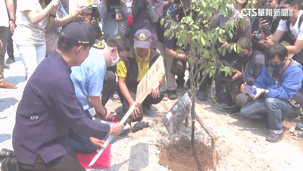 假釋後首公開露面　泰前總理塔克辛返清邁祭祖