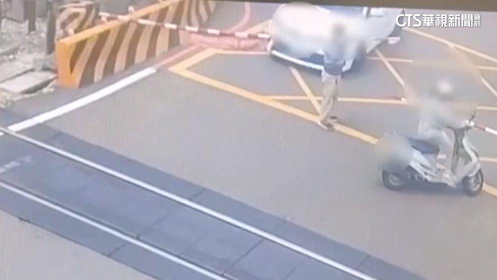 騎士闖平交道警戒區等紅燈　火車急剎未釀傷亡