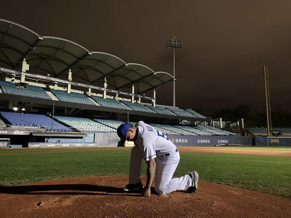 告別球場不忘初心！　郭泓志宣布「新身分」重現傳奇謝幕畫面