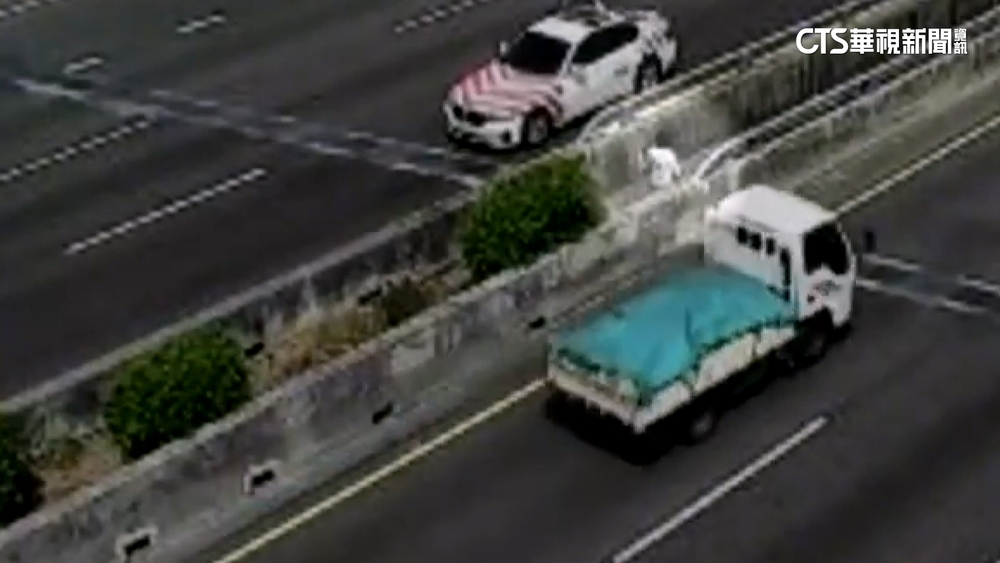 危險！　國道驚見「女站分隔島」　最高恐挨罰6千