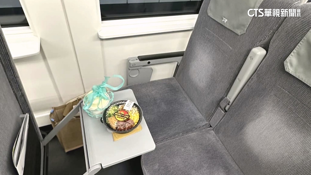 「最美新自強」2椅用1張桌　網笑稱：月老賜座