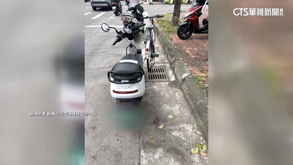 自私！　機車停路邊占位竟還貼告示「不准移車」