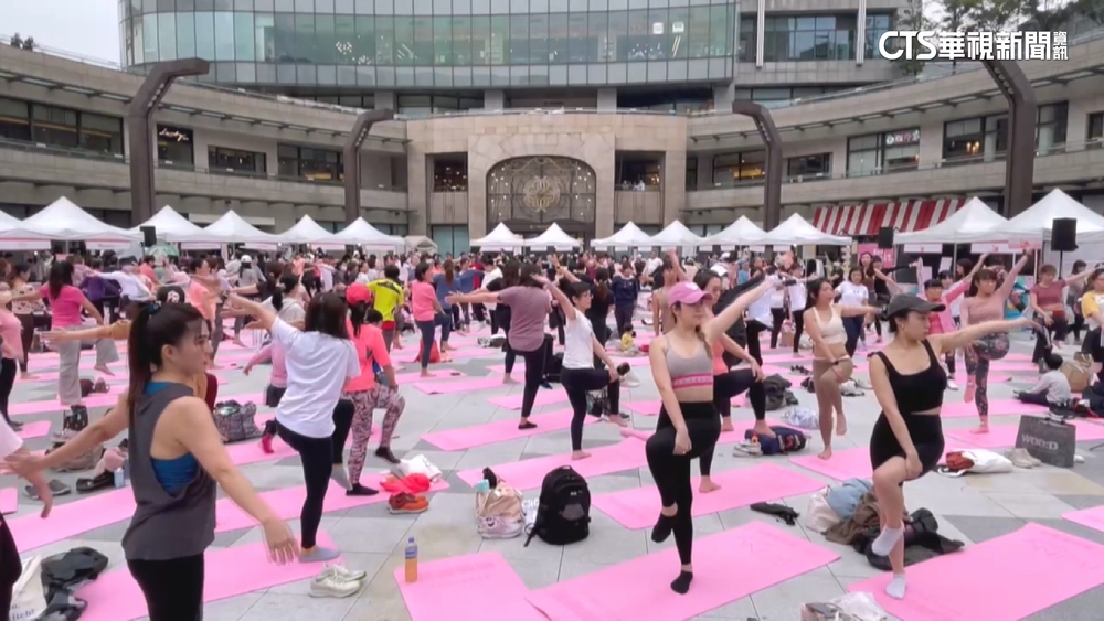 號召一起靜心　50人同坐百貨門口抗「春睏」