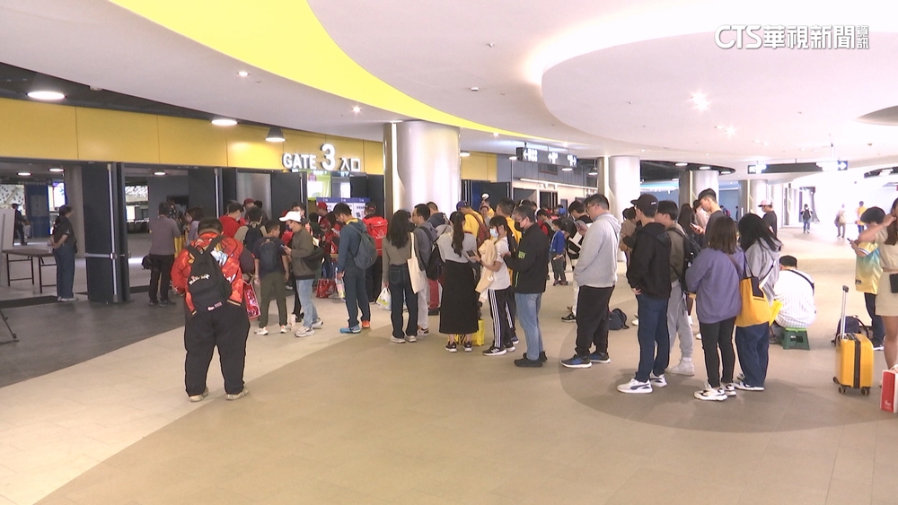 台北大巨蛋龍象熱身賽　熱情球迷排隊入場