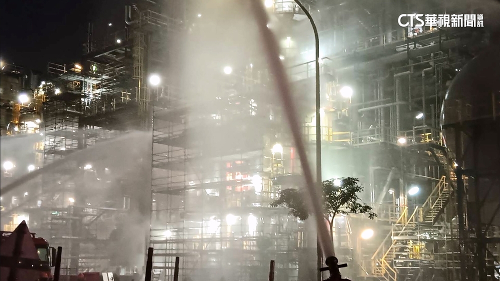 燃燒塔管線脫落　中油林園廠火警消防急灌救