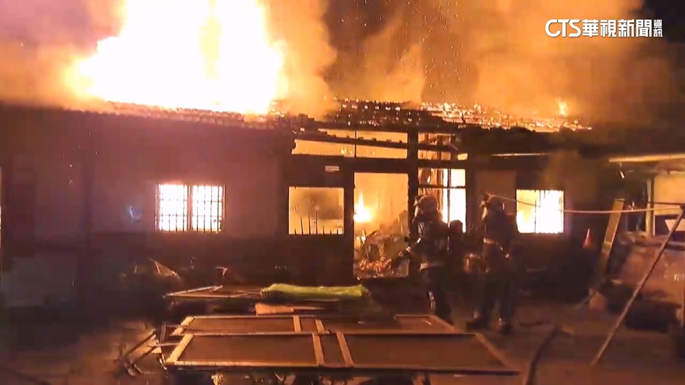 嘉義民雄平房冒大火濃煙竄　消防拉水線灌救