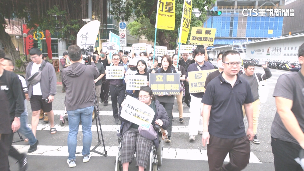 交通部「微罪不記點」草案掀議　路權團體快閃抗議