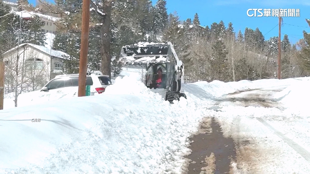 暴風雪襲科羅拉多州　公路關閉.航班取消