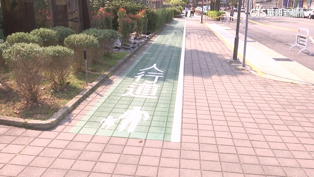 人行道中間多劃設「綠色道」！？　校方：加強學童安全