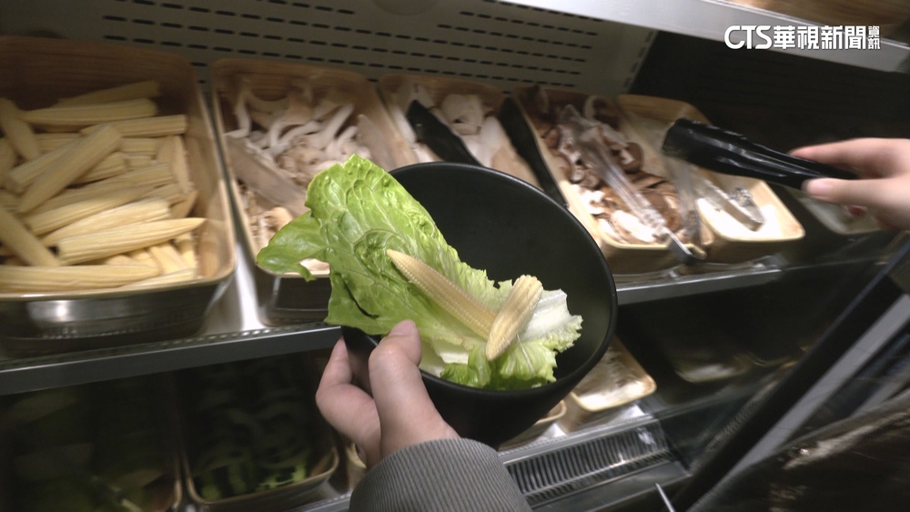 火鍋吃肉剩「菜盤」　網友喊好想拿　業者：憂食安問題