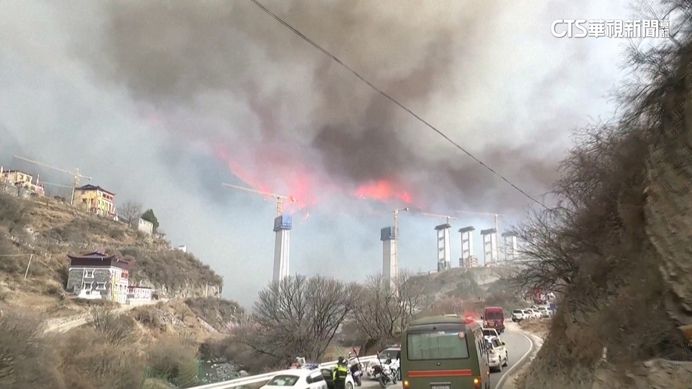 四川山火失控急撤5千人　400公里外成都「天空染黃」