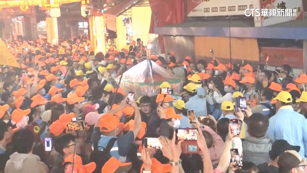 白沙屯媽祖進香出發　近18萬香燈腳跟隨　街道被塞爆