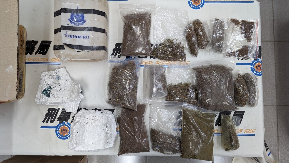 「麻」煩大了！幫友代收可疑包裹　石膏娃娃竟藏1公斤大麻