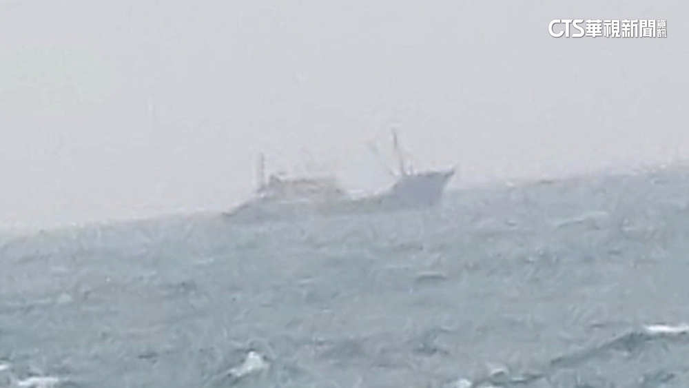 中國漁船又越界！　澎湖漁民直擊船側「鐵桿」防登檢