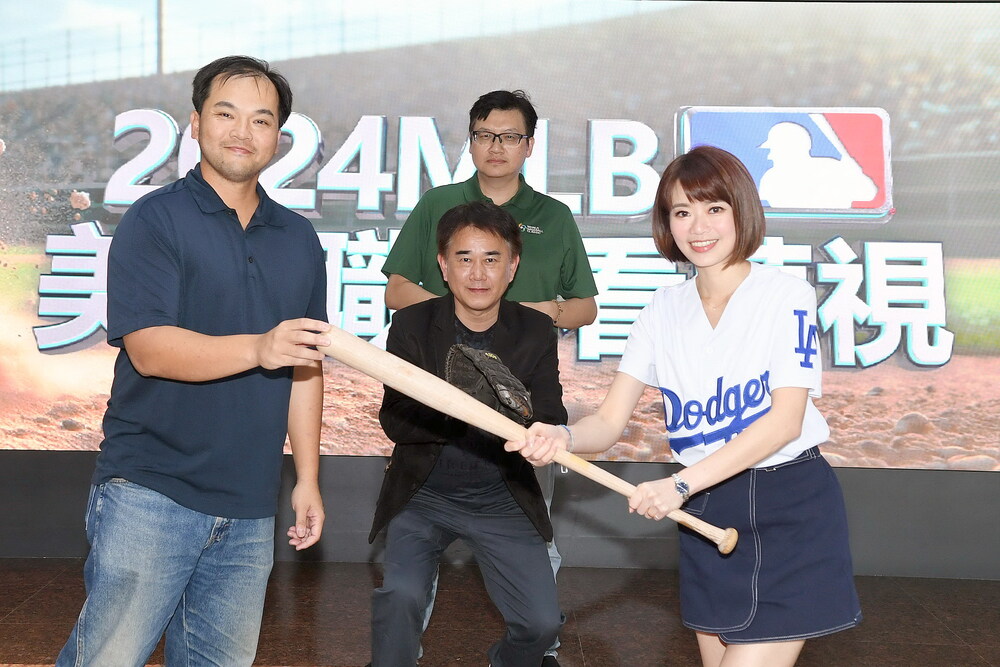 20240318 華視【MLB轉播】球評江奕昌(左)、體育主播陳亞理(前中)、球評王雲慶(後)、華視主播鄭雅方(右)