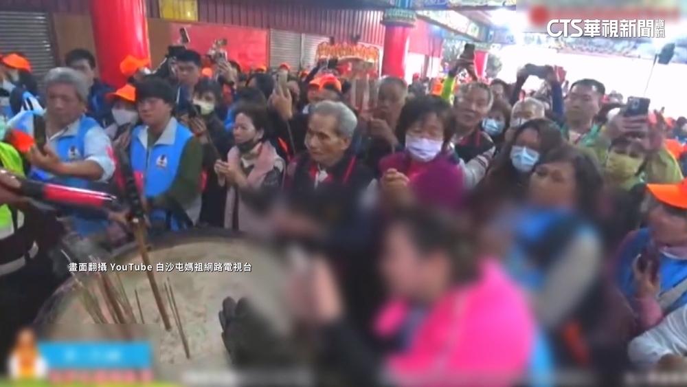 搶拍粉紅超跑駐駕　圖方便把天公爐當手機架