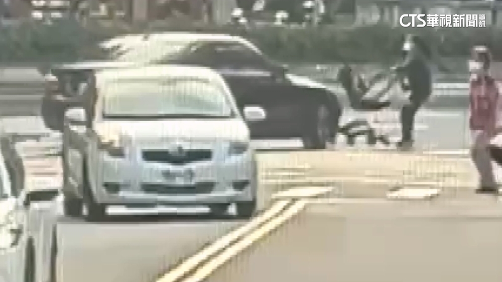 轉彎撞害嬰腦震盪　「停留3秒影」打臉駕駛脫罪說