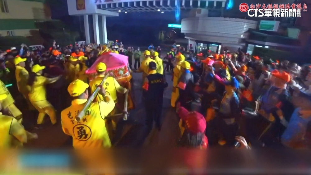 「粉紅超跑」13小時走30公里　信徒小跑步緊跟