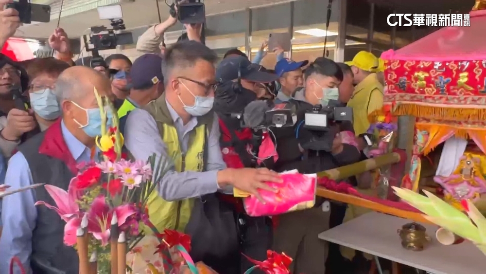 感動到哭！媽祖來看小姐姐了　停駕秀傳15分鐘