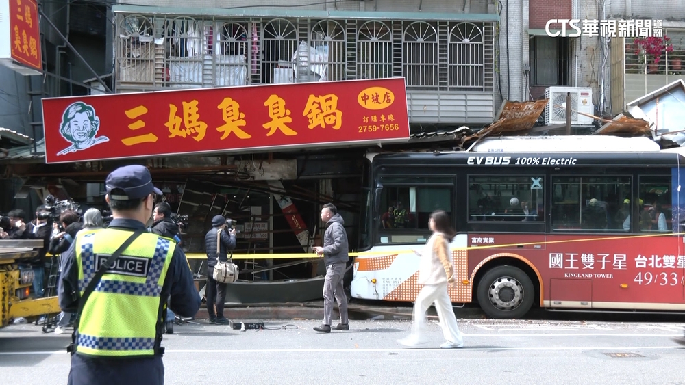 公車撞進火鍋店2人傷　屋主痛哭損失慘重