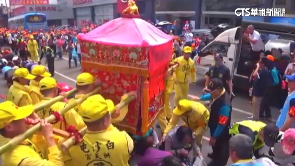 「粉紅超跑」難捉摸！倒退嚕衝車廠　員工喜若狂