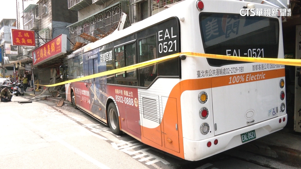 悚!公車衝進火鍋店騎樓 撞傷2行人 父怒喊太誇張