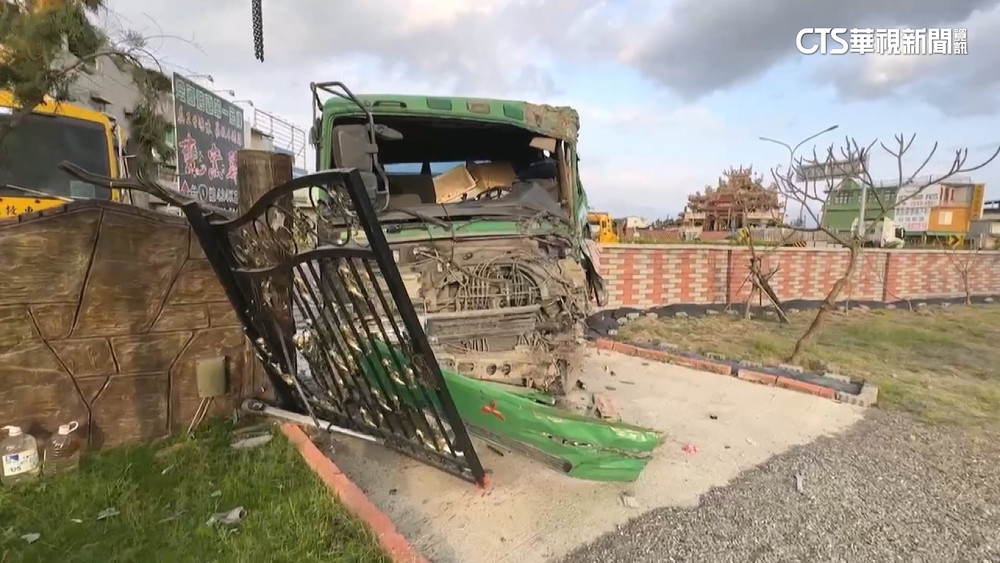 悚！台1線砂石車閃倒地騎士　撞對向貨櫃車命危