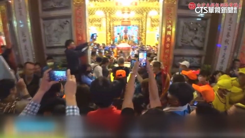 疾行探望老友「關公」　白沙屯媽祖二度駐駕協天宮