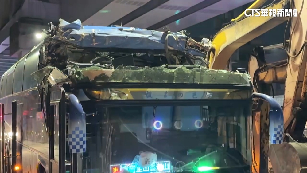 駕駛疑不熟路！　遊覽車撞涵洞削頂1死14傷