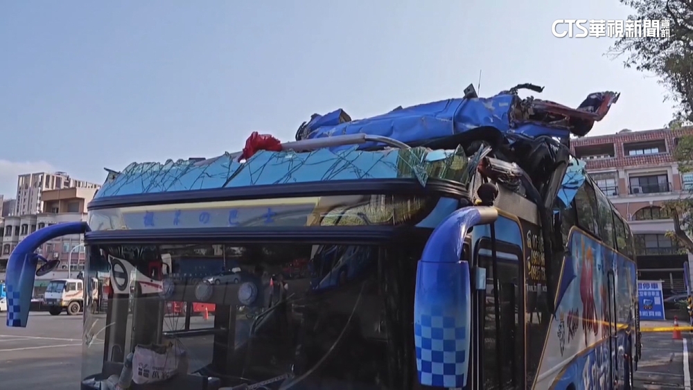 貪快奪命劫！　遊覽車撞涵洞「削頂」慘釀1死14傷