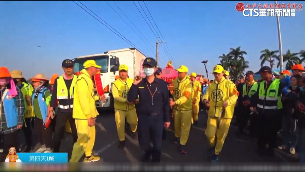 白沙屯媽進香！　員警體驗扛轎　廟方：不趕都可體驗