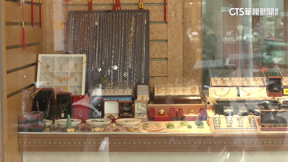 下班尖峰搶劫！男疑欠賭債　持槍搶延吉街銀樓